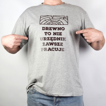 Szary t-shirt z napisem "Drewno to nie urzędnik, zawsze pracuje"